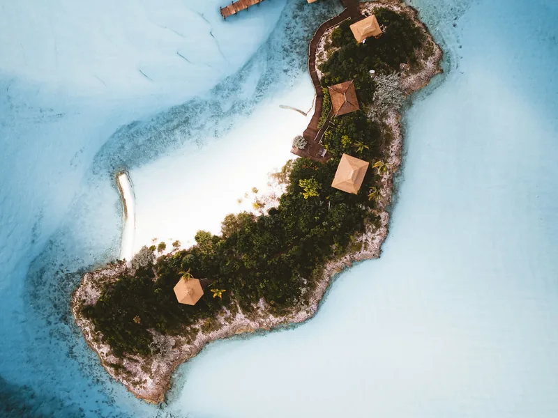 Widok z lotu ptaka na wyspę i mieliznę w turkusowej lagunie, Little Pipe Cay, Exuma, Bahamy