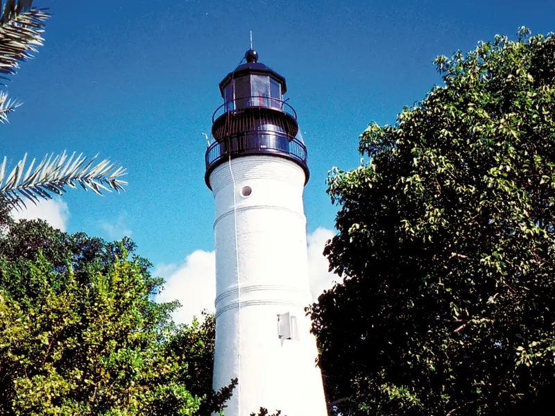 Latarnia morska Key West wśród palm i drzew, Florida Keys, zdjęcie poglądowe