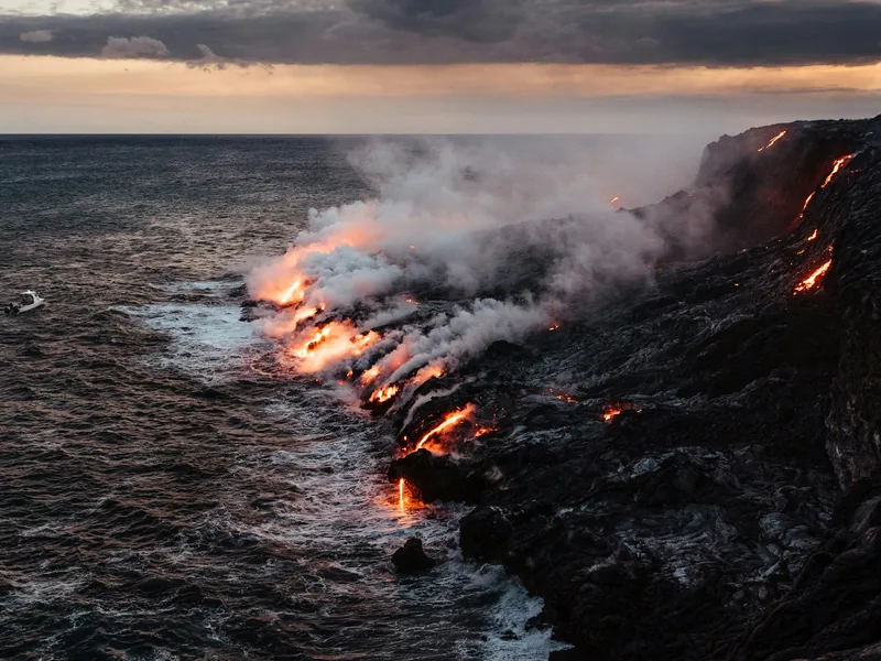 Lawa z Kilauei spływająca do oceanu na wybrzeżu Big Island, Hawaje, zdjęcie poglądowe