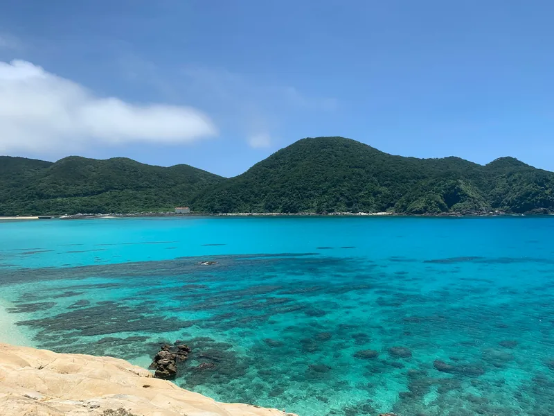 Turkusowa zatoka i zalesione wzgórza wysp Kerama na Okinawie, zdjęcie poglądowe