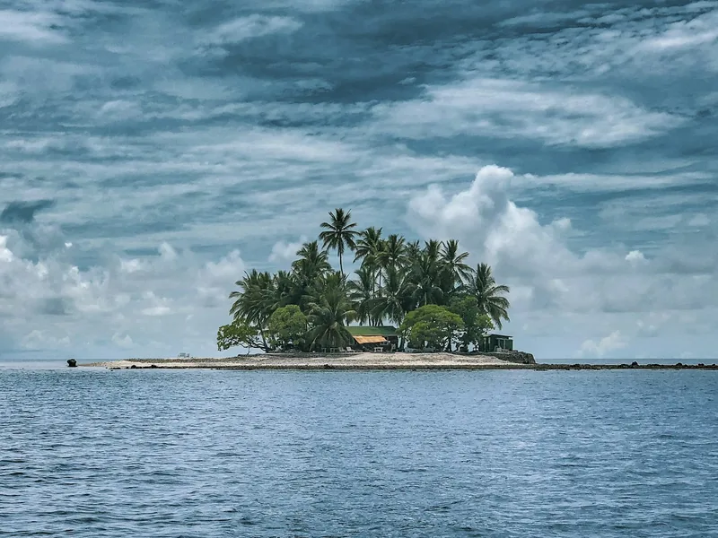 Wysepka z palmami na Chuuk Lagoon, Mikronezja