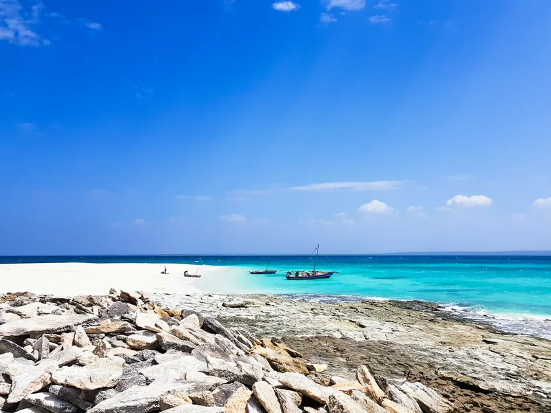 Tradycyjne łodzie przy plaży na wyspie Rolas, Mozambik