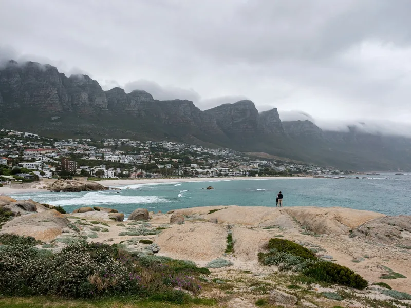 Wybrzeże Camps Bay z widokiem na Dwunastu Apostołów, Kapsztad, RPA