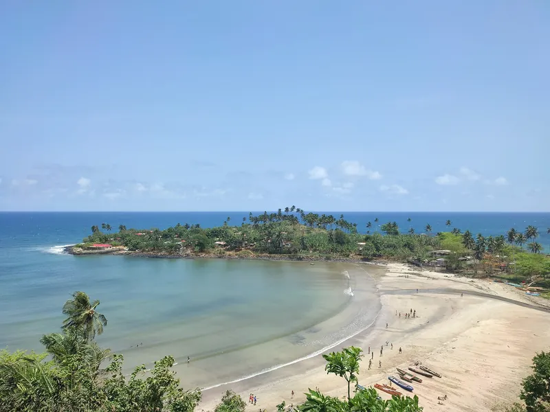 Zatoka Praia Izé z plażą i palmami, Wyspy Świętego Tomasza i Książęca