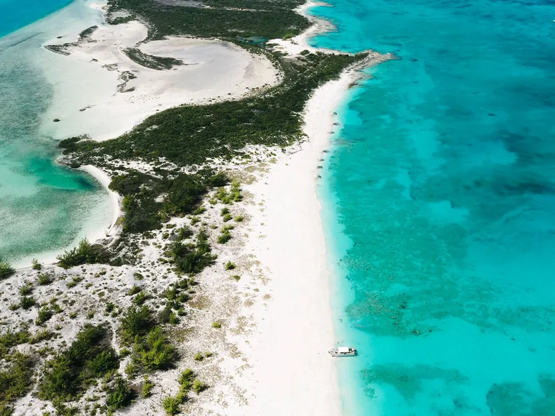Lot nad turkusowymi wodami Turks i Caicos