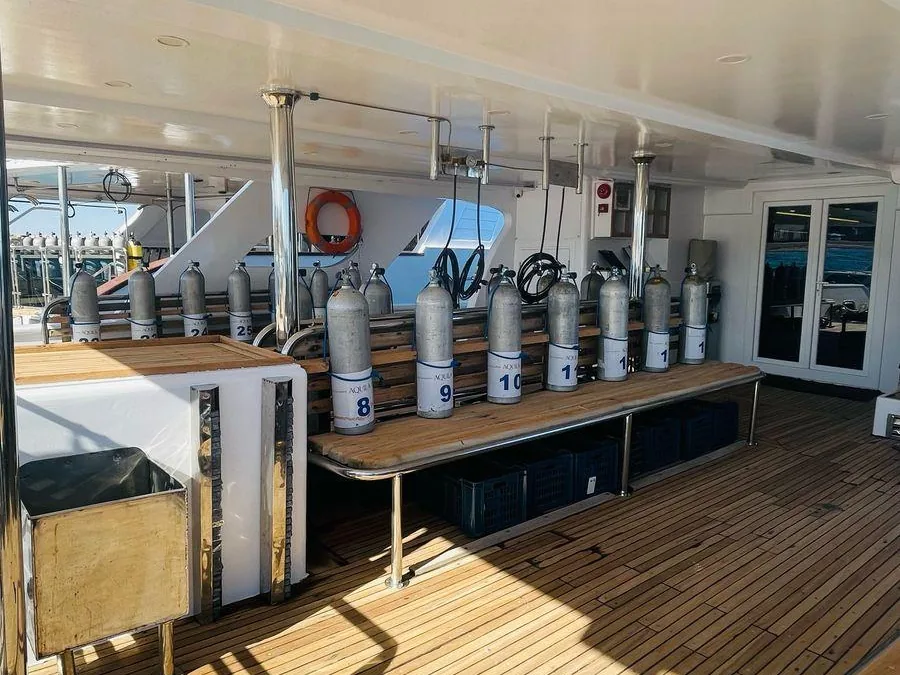 Dive deck z butlami ustawionymi przy ławkach