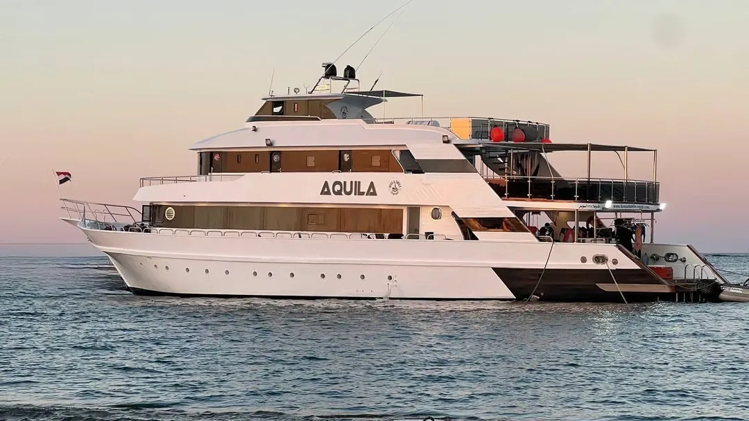 Łódź M/Y Aquila na morzu o zmierzchu
