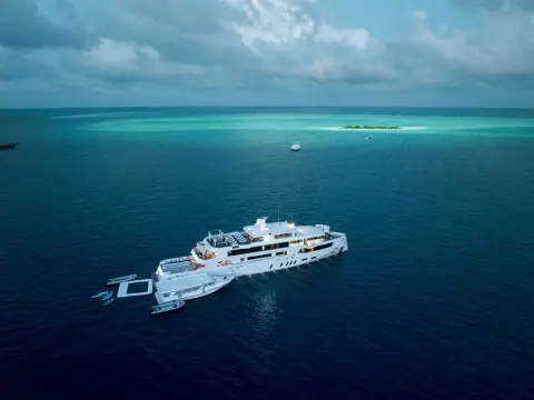 White Pearl przy rafie z lotu