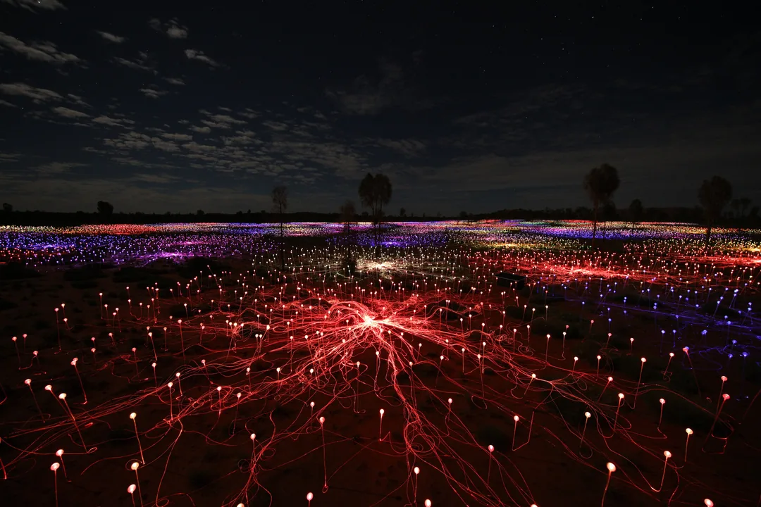 Instalacja Field of Light pod Uluru
