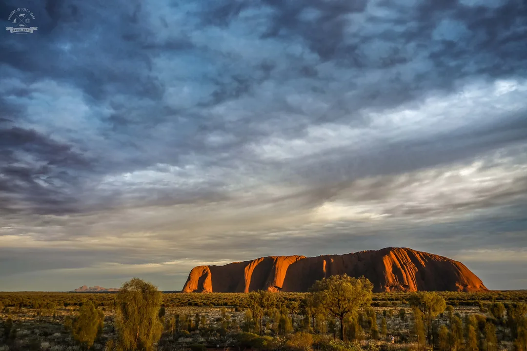 Uluru po wschodzie słońca