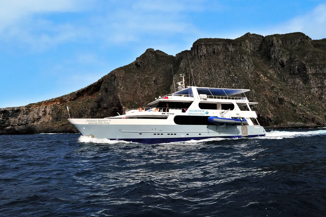 Galapagos Aggressor III pod klifami