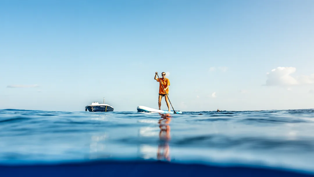 Paddleboard przy łodzi safari nurkowego