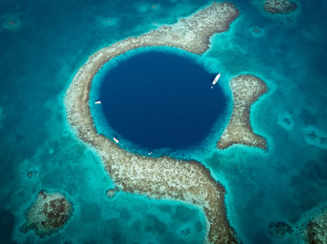 Great Blue Hole w Belize z lotu ptaka