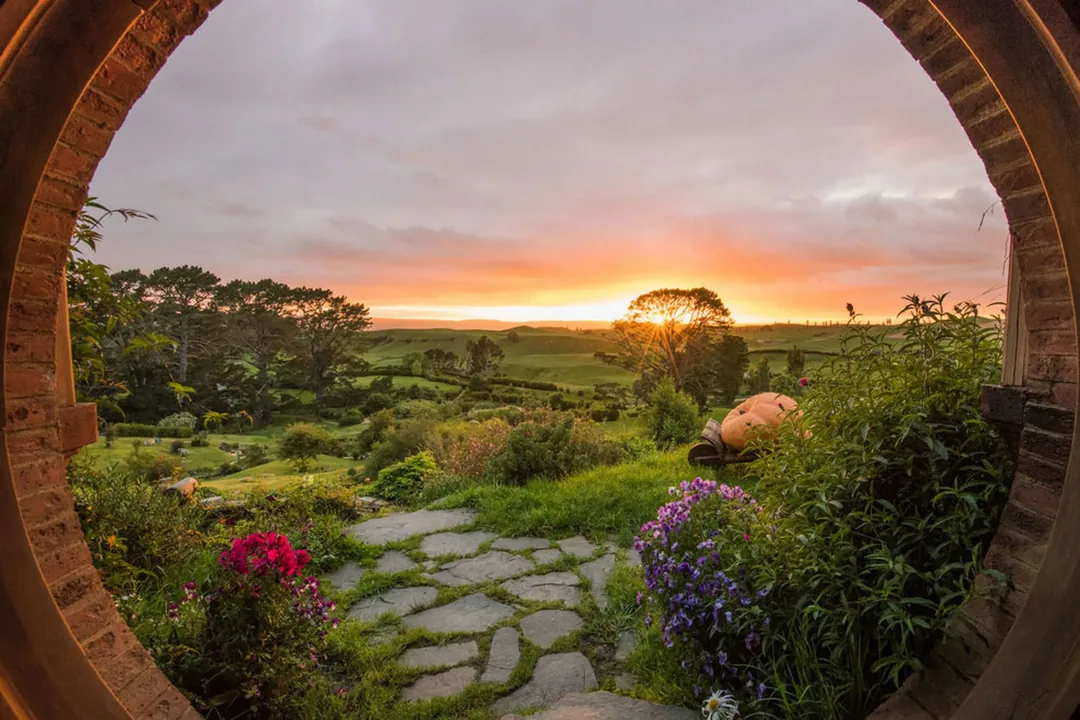 Hobbiton o zachodzie słońca